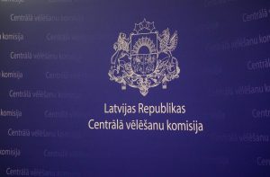 Latvijas Republikas Centrālās vēlēšanu komisijas logo uz zilā fona