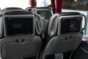 “Lux Express” autobusa sēdvietas ar individuāliem ekrāniem pasažieriem