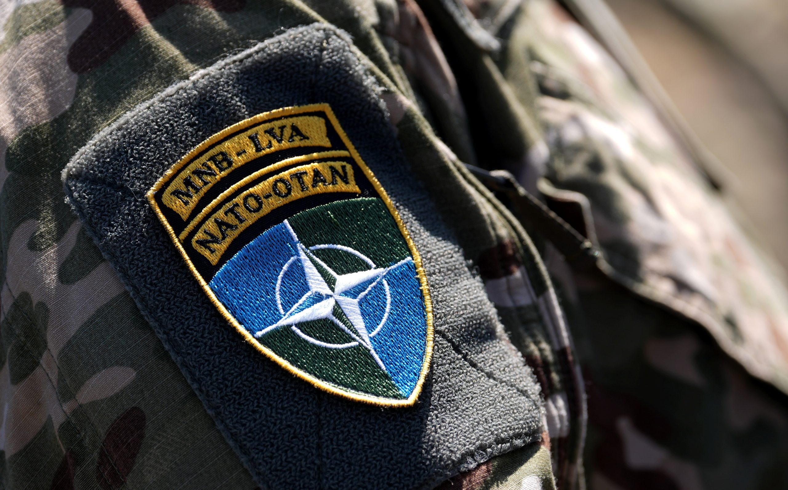 NATO uzšuve uz karavīra formas tērpa piedurknes.