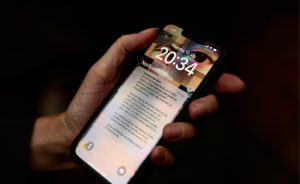 Mobilais telefons ar šūnu apraides brīdinājuma paziņojumu par iespējamu gaisa apdraudējumu Latvijā.