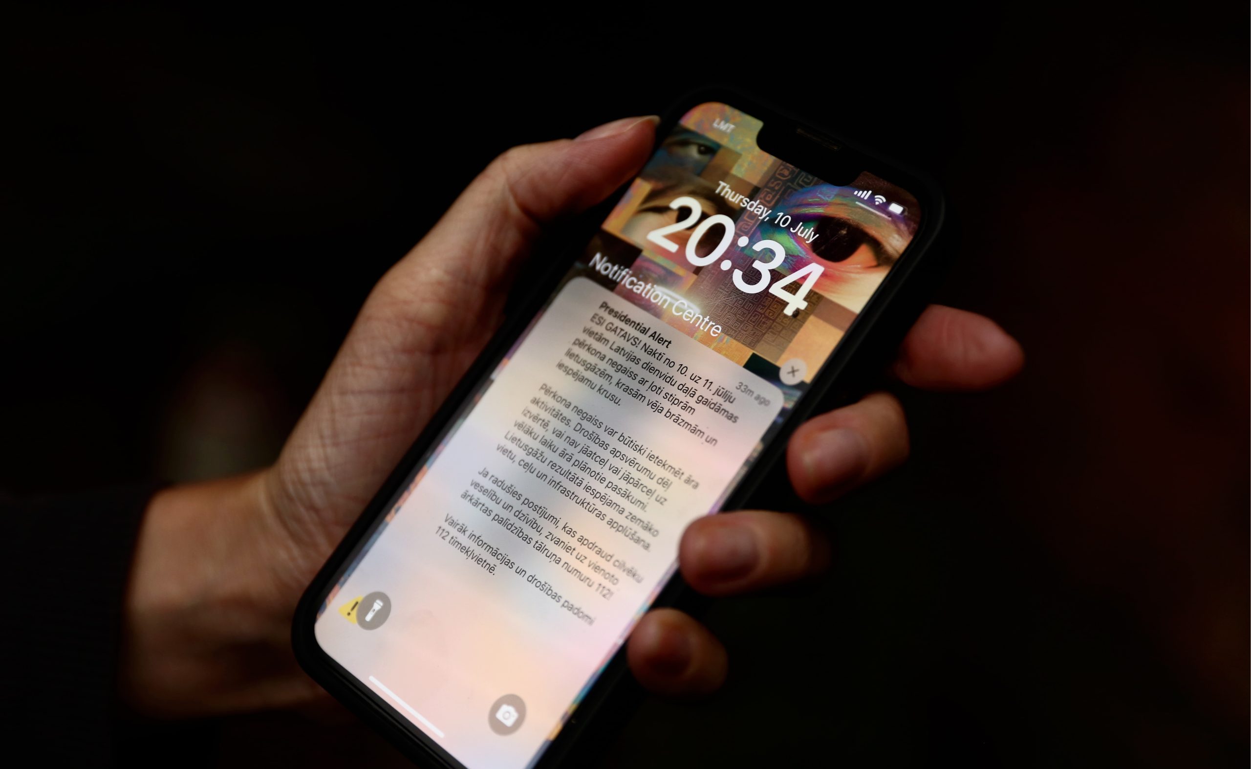 Mobilais telefons ar šūnu apraides brīdinājuma paziņojumu par iespējamu gaisa apdraudējumu Latvijā.