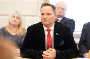 Valsts kancelejas vadītājs Raivis Kronbergs piedalās sanāksmē.
