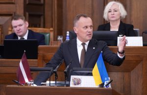Edgars Tavars uzstājas Saeimas sēdē pie tribīnes