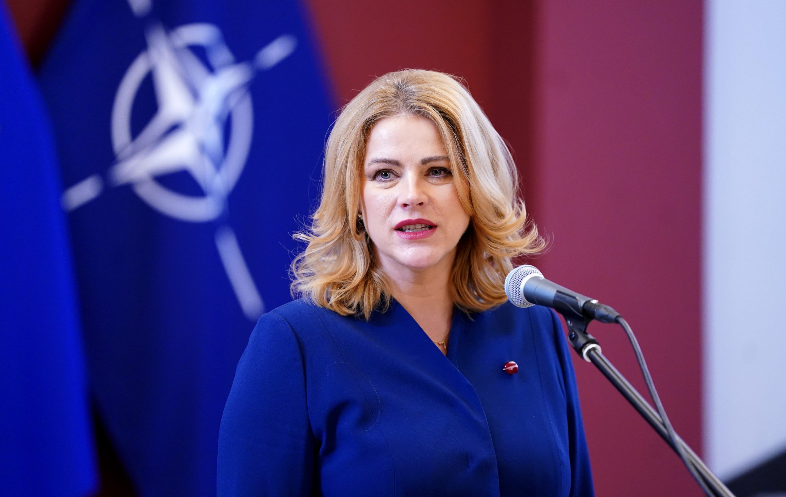 Ministru prezidente Evika Siliņa uzstājas pie mikrofona NATO pasākumā