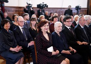 Cilvēki sēž Rīgas pilī valsts apbalvojumu pasniegšanas ceremonijā.