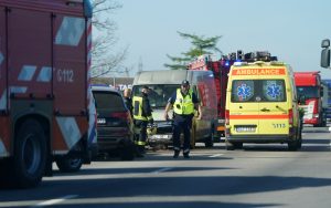 Ceļa negadījuma vieta ar ugunsdzēsēju, policijas un neatliekamās palīdzības transportu.