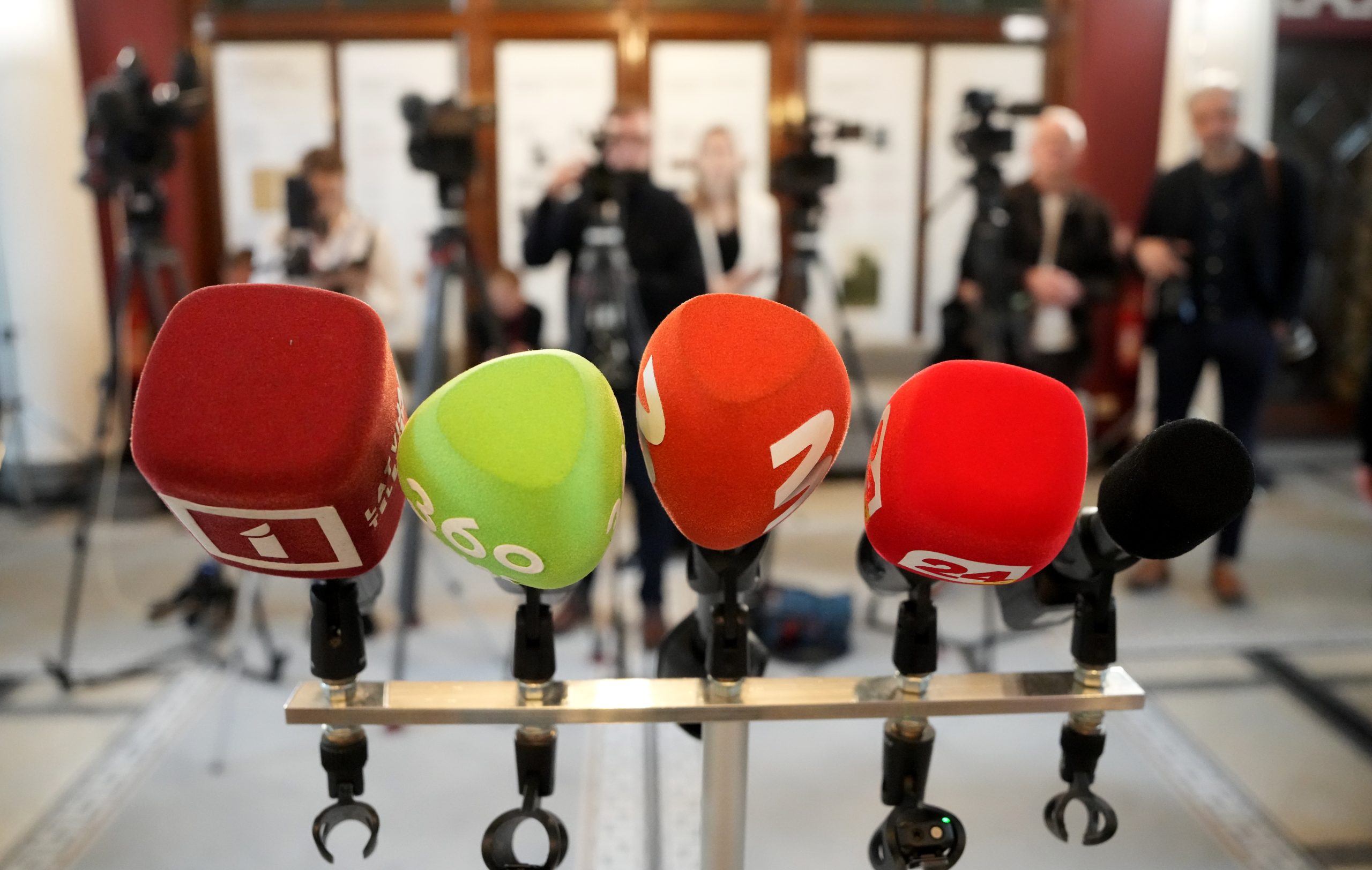 Mediju mikrofoni preses konferencē par Latvijas gaisa telpā ielidojušu dronu un drošības brīdinājumiem
