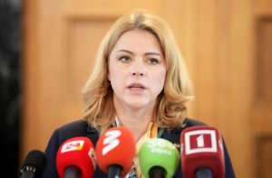 Evika Siliņa sniedz komentāru medijiem preses konferencē