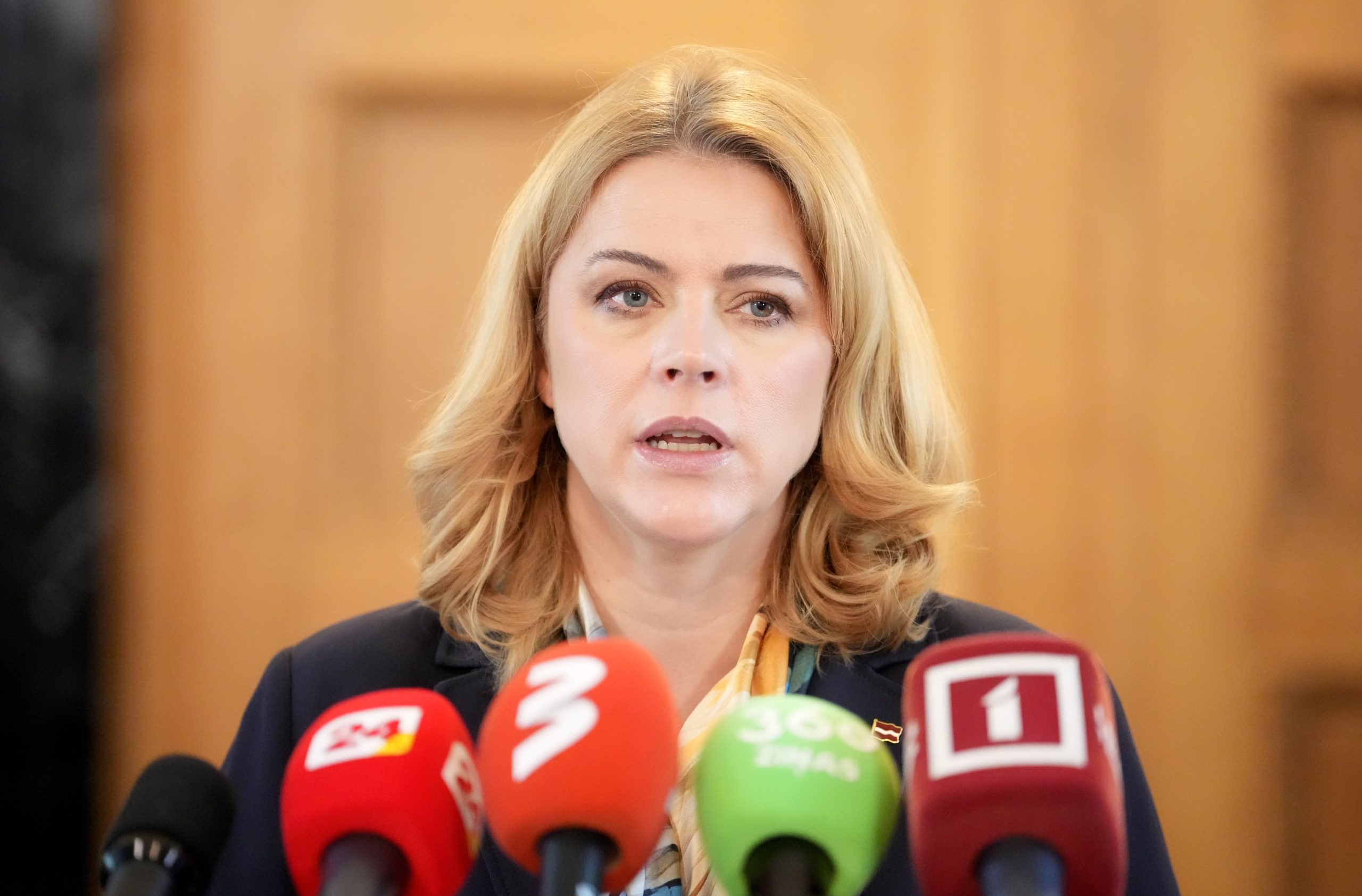 Evika Siliņa sniedz komentāru medijiem preses konferencē