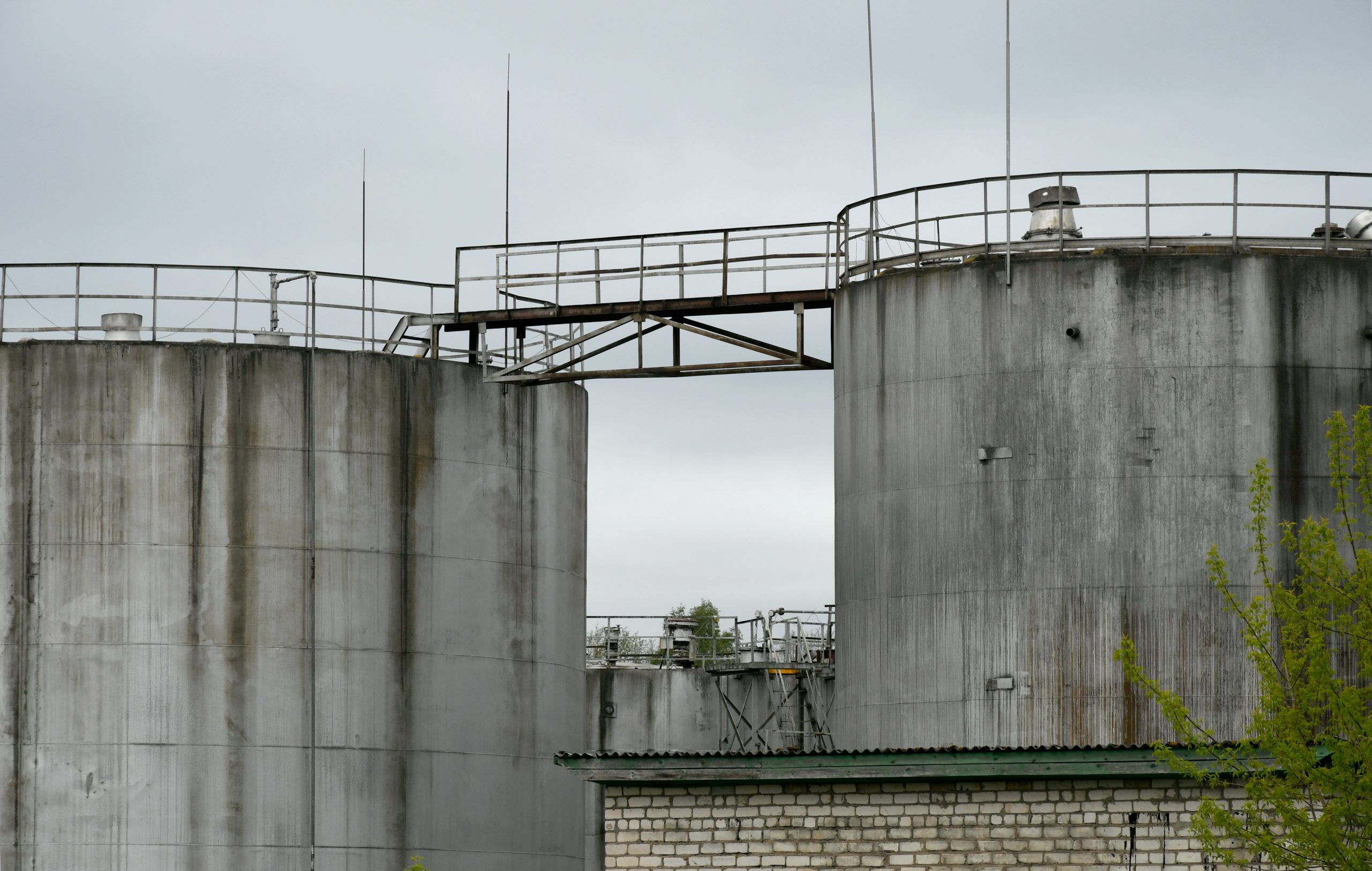 Industriālas uzglabāšanas tvertnes rūpnieciskā teritorijā