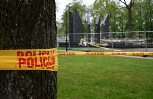Policijas lenta norobežo teritoriju parkā