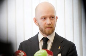 Politiķis Andris Šuvajevs preses konferencē atbild uz žurnālistu jautājumiem