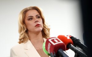 Ministru prezidente Evika Siliņa sniedz komentārus medijiem preses konferencē.