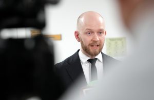 “Progresīvo” Saeimas frakcijas vadītājs Andris Šuvajevs sniedz komentāru medijiem