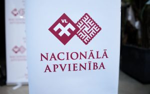 Partijas “Nacionālā apvienība” logo uz informatīvā stenda.