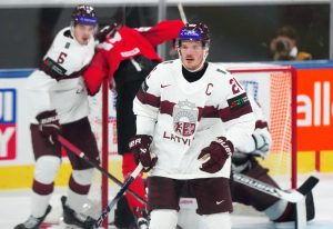 Latvijas hokeja izlases kapteinis Rūdolfs Balcers spēles laikā uz ledus