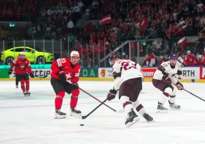 Latvijas un Šveices hokejisti pasaules čempionāta spēlē Cīrihē.