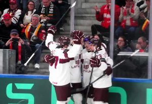 Latvijas hokejisti svin vārtu guvumu pasaules čempionāta spēlē pret Vāciju.