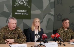Nacionālo bruņoto spēku pārstāvji preses konferencē sniedz informāciju medijiem
