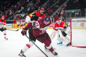 Latvijas un Austrijas hokejisti cīnās par ripu pie vārtiem pasaules čempionāta spēlē