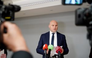 Deputāts Andris Kulbergs preses konferencē sniedz paziņojumu medijiem