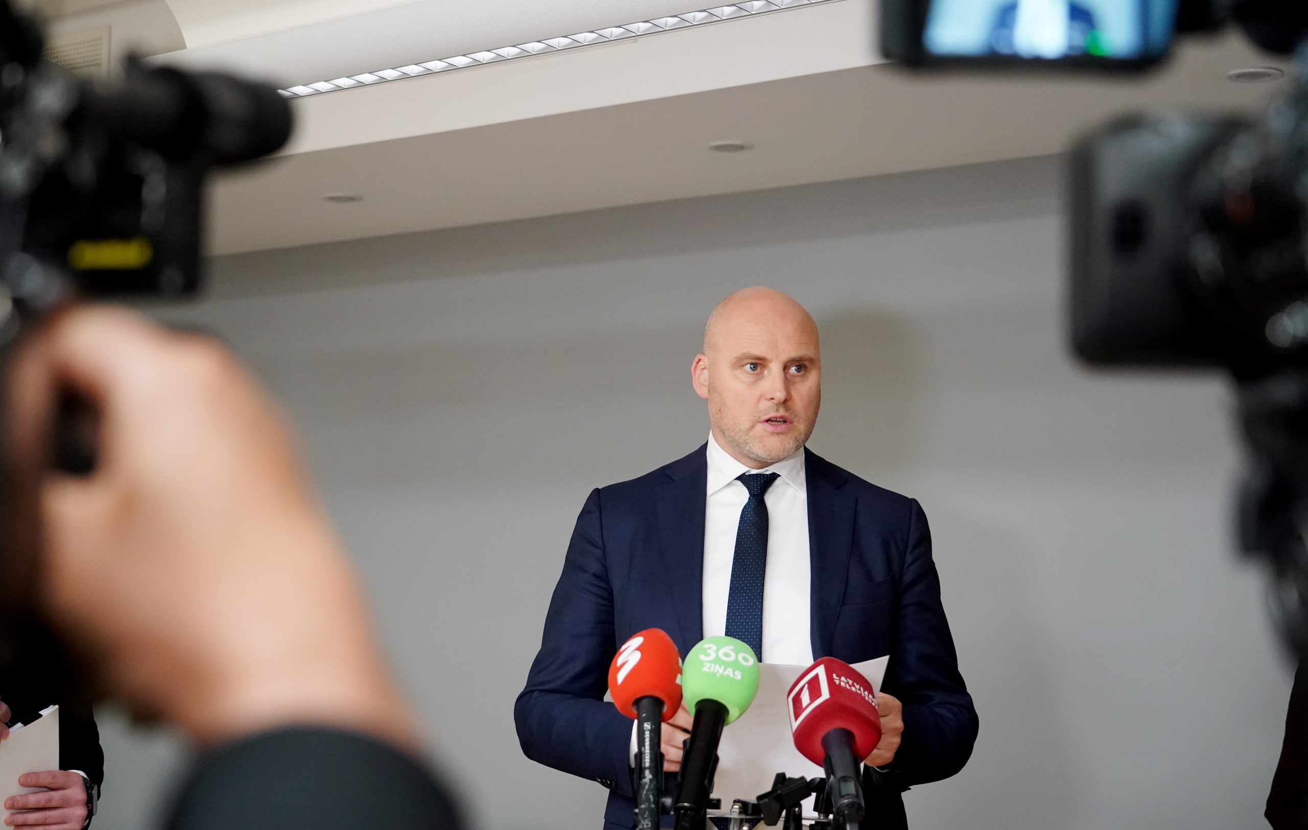 Deputāts Andris Kulbergs preses konferencē sniedz paziņojumu medijiem