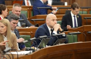 Deputāti piedalās Saeimas sēdē parlamenta plenārsēžu zālē