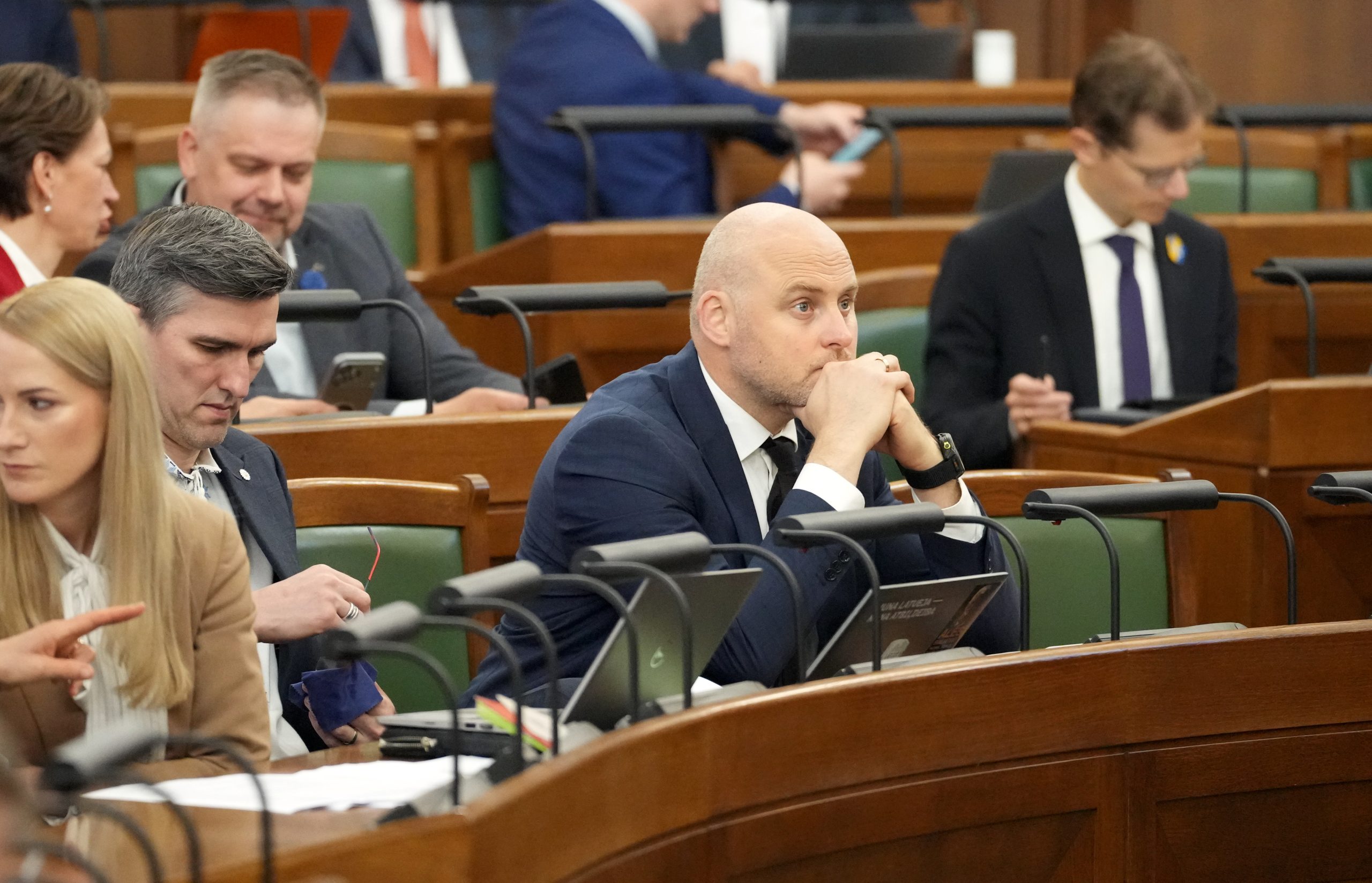 Deputāti piedalās Saeimas sēdē parlamenta plenārsēžu zālē