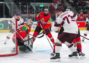 Latvijas hokeja izlases spēlētājs uzbrūk Ungārijas vārtiem pasaules čempionāta spēlē Cīrihē.