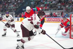 Latvijas un Norvēģijas hokejisti cīnās pie vārtiem pasaules čempionāta spēlē