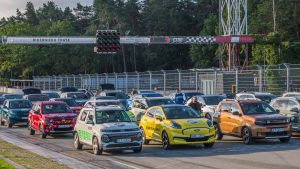 Elektroauto konkursa dalībnieki Biķernieku trasē pirms testa braucieniem.
