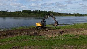 Ekskavators veic teritorijas labiekārtošanas darbus Daugavas krastā Līvānos