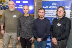 Vīriešu veselībai veltīta pasākuma dalībnieki pozē kopīgai fotogrāfijai