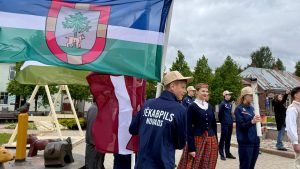 Jēkabpilī jaunie sportisti un pasākuma dalībnieki sagaida Latvijas Jaunatnes X olimpiādes lāpu.