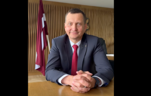 Zemkopības ministrs Armands Krauze sēž pie galda.