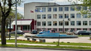 Līvānu 1. vidusskola un strūklaka pilsētas centrā