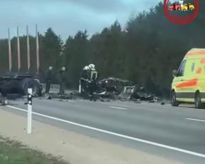 Smaga avārija uz šosejas ar bojātu automašīnu, kravas auto un neatliekamās palīdzības brigādi.