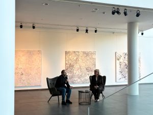Saruna mākslas galerijā abstraktu gleznu izstādes laikā