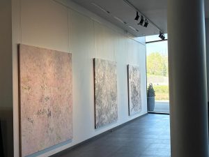 Lielformāta abstraktas gleznas izstāžu galerijas telpā