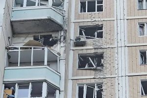 Bojāta daudzdzīvokļu ēka pēc dronu uzbrukuma Maskavas apgabalā.