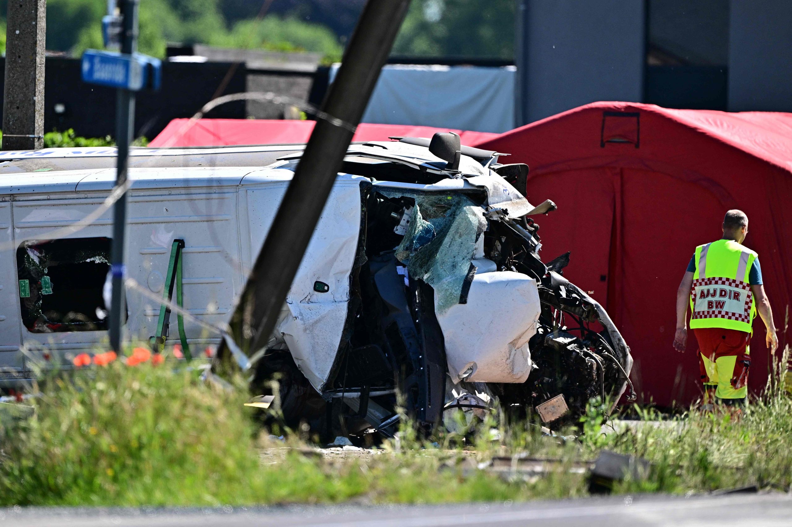 Smagi bojāts mikroautobuss pēc sadursmes ar pasažieru vilcienu dzelzceļa pārbrauktuvē Beļģijā.