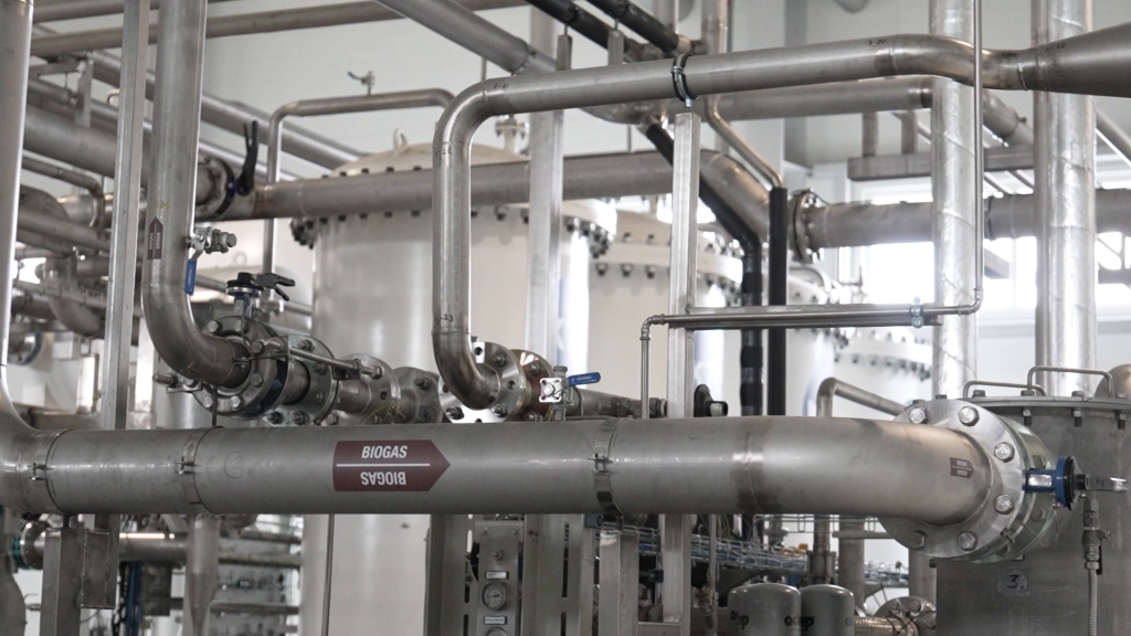 Biogāzes sistēmas cauruļvadi industriālā ražotnē