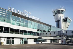 Helsinku lidostas termināļa ēka un gaisa satiksmes vadības tornis Somijā.