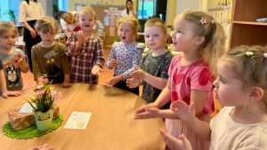 Bērni piedalās nodarbībā Jēkabpils bērnudārzā “Kāpēcītis”