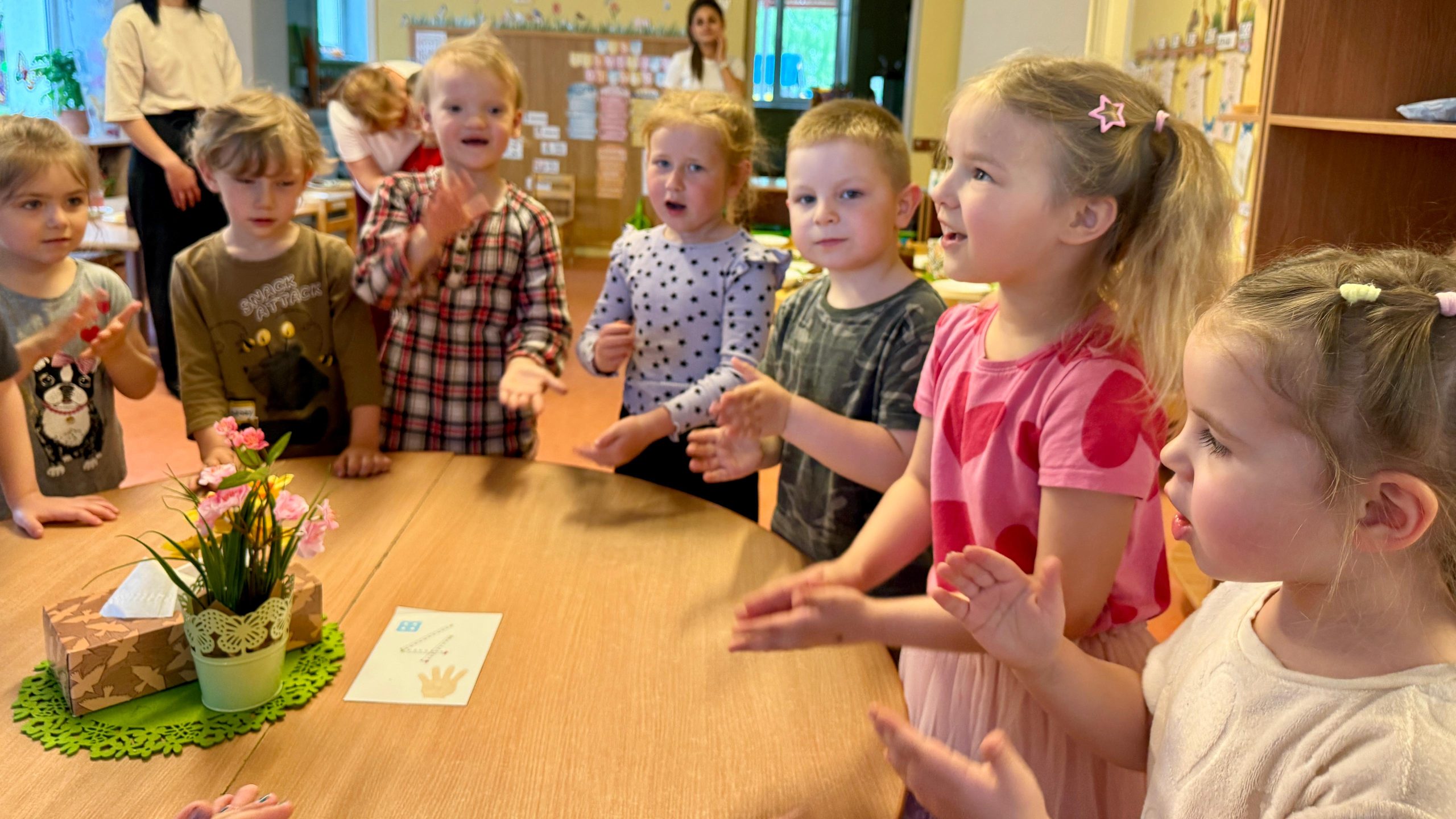 Bērni piedalās nodarbībā Jēkabpils bērnudārzā “Kāpēcītis”