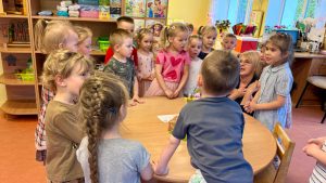Bērni un skolotāja piedalās kopīgā aktivitātē bērnudārzā “Kāpēcītis”
