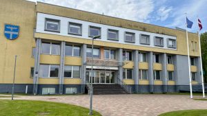 Līvānu novada domes ēka ar Latvijas un Eiropas Savienības karogiem
