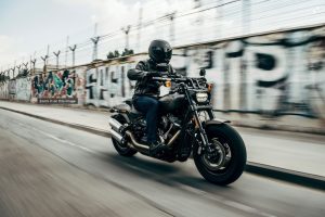 Motociklists brauc ar motociklu pa pilsētas ielu