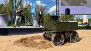 Militāro tehnoloģiju demonstrācijā redzams bezpilota sauszemes robots “Natrix” pie NATO inovāciju skatuves