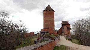 Turaidas pils tornis un senā pils teritorija Siguldā.